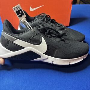 New Nike Legend Essential 2 Black Metallic Silver Sneakers CQ9356-001 size 8.5